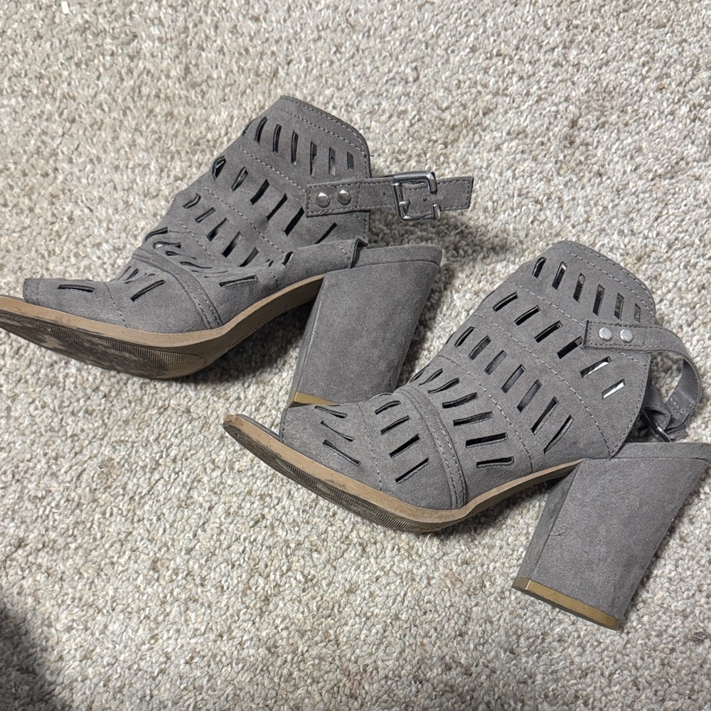 Size 7 Cutout Gray Block Heel Sandals - Picture 2 of 5